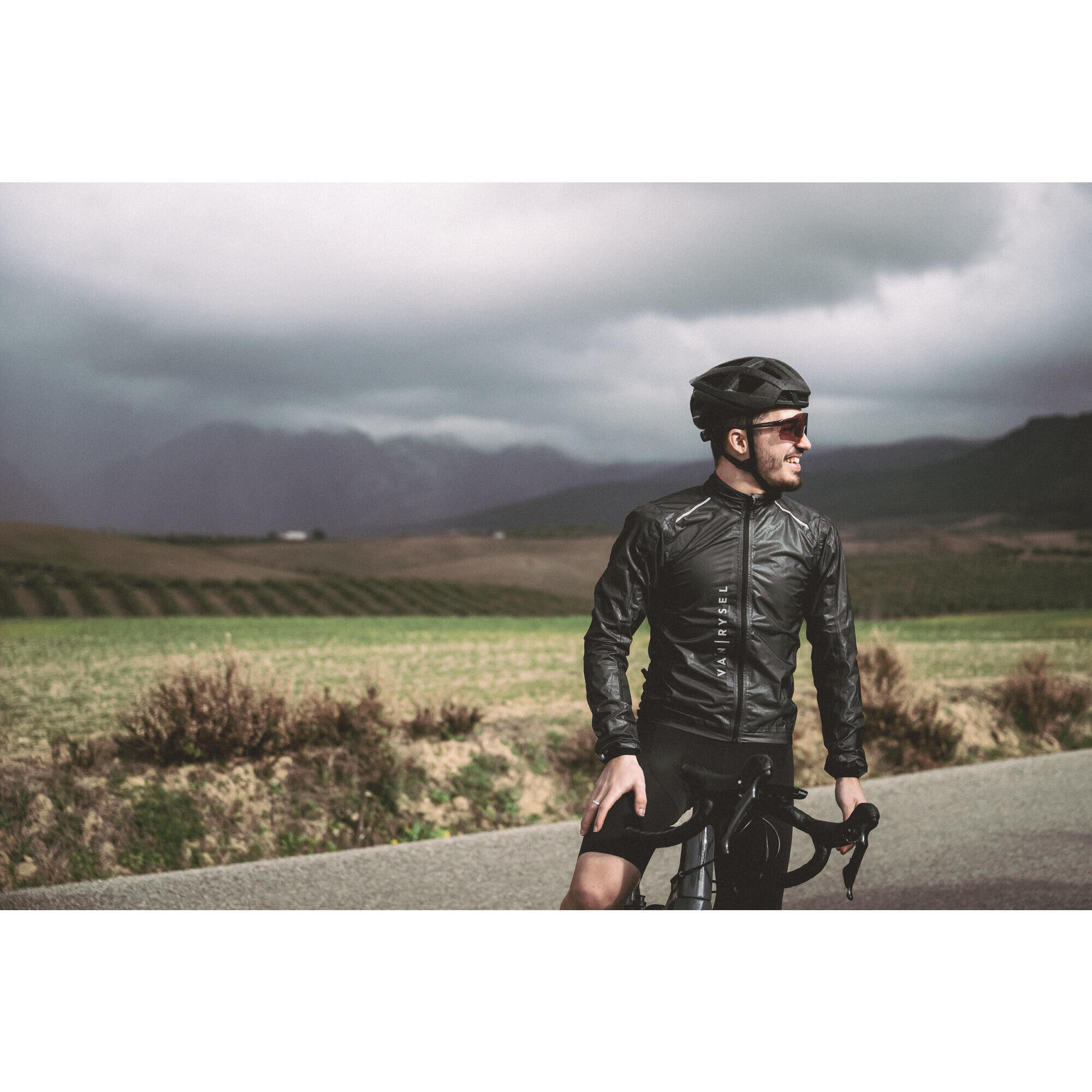 Van Rysel Men's Ultralight Waterproof Cycling Jacket - Image 12