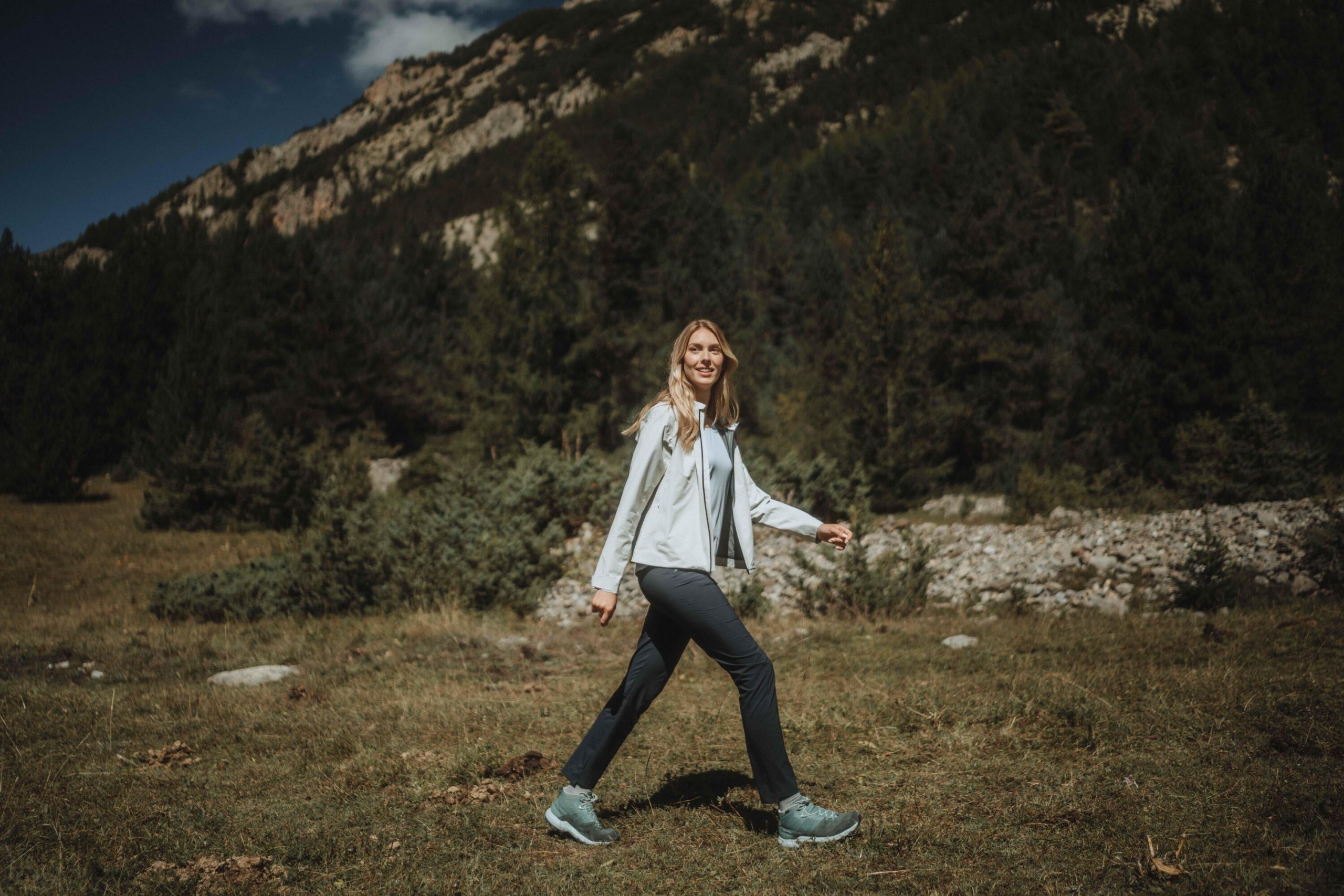 Quechua Women's MH100 Lightweight Waterproof Hiking Jacket - Image 10