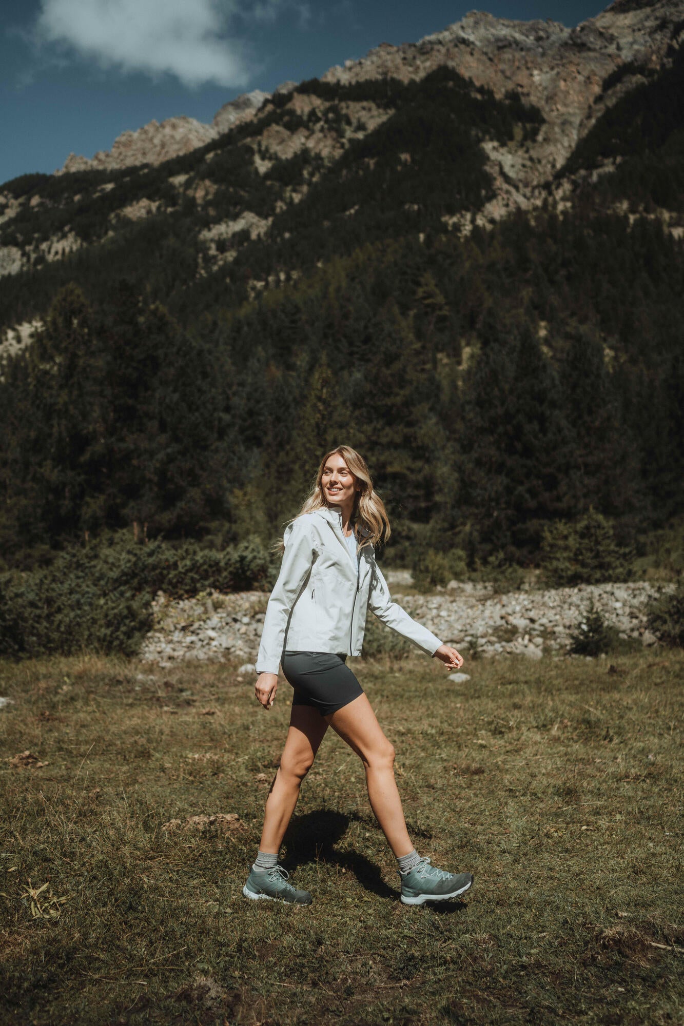 Quechua Women's MH100 Lightweight Waterproof Hiking Jacket - Image 13